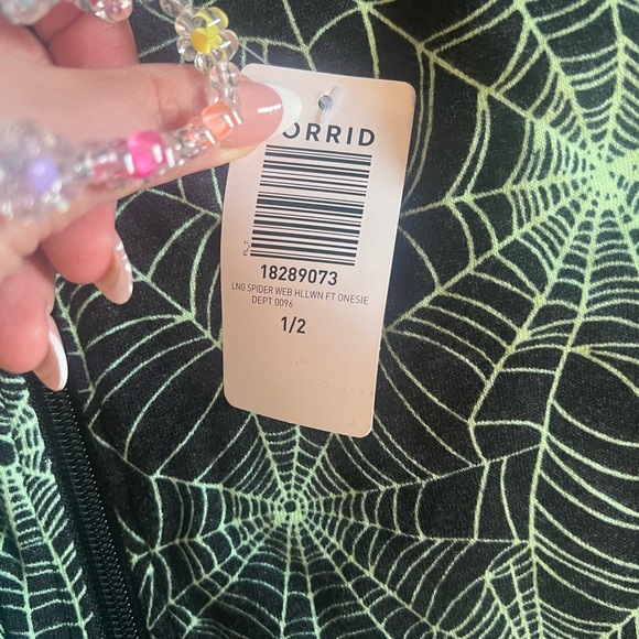 NWT spider onesie that glows in the dark. Size 1/2 - Picture 4 of 5